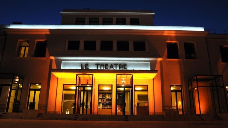 Au Theatre des arts